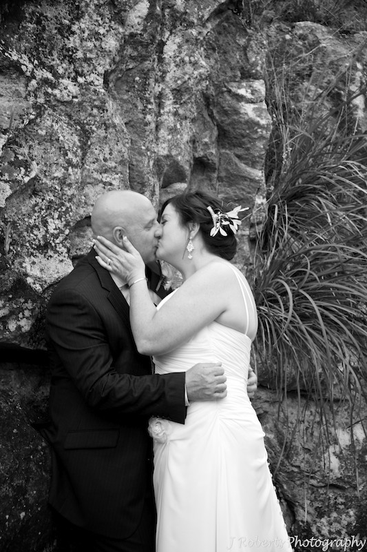 Bride and groom kissing B&W - wedding photography sydney